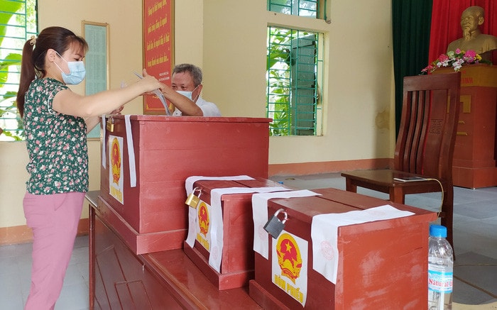 Cử tri tại khu vực cách ly xã Tân Châu (huyện Khoái Châu) đi bỏ phiếu