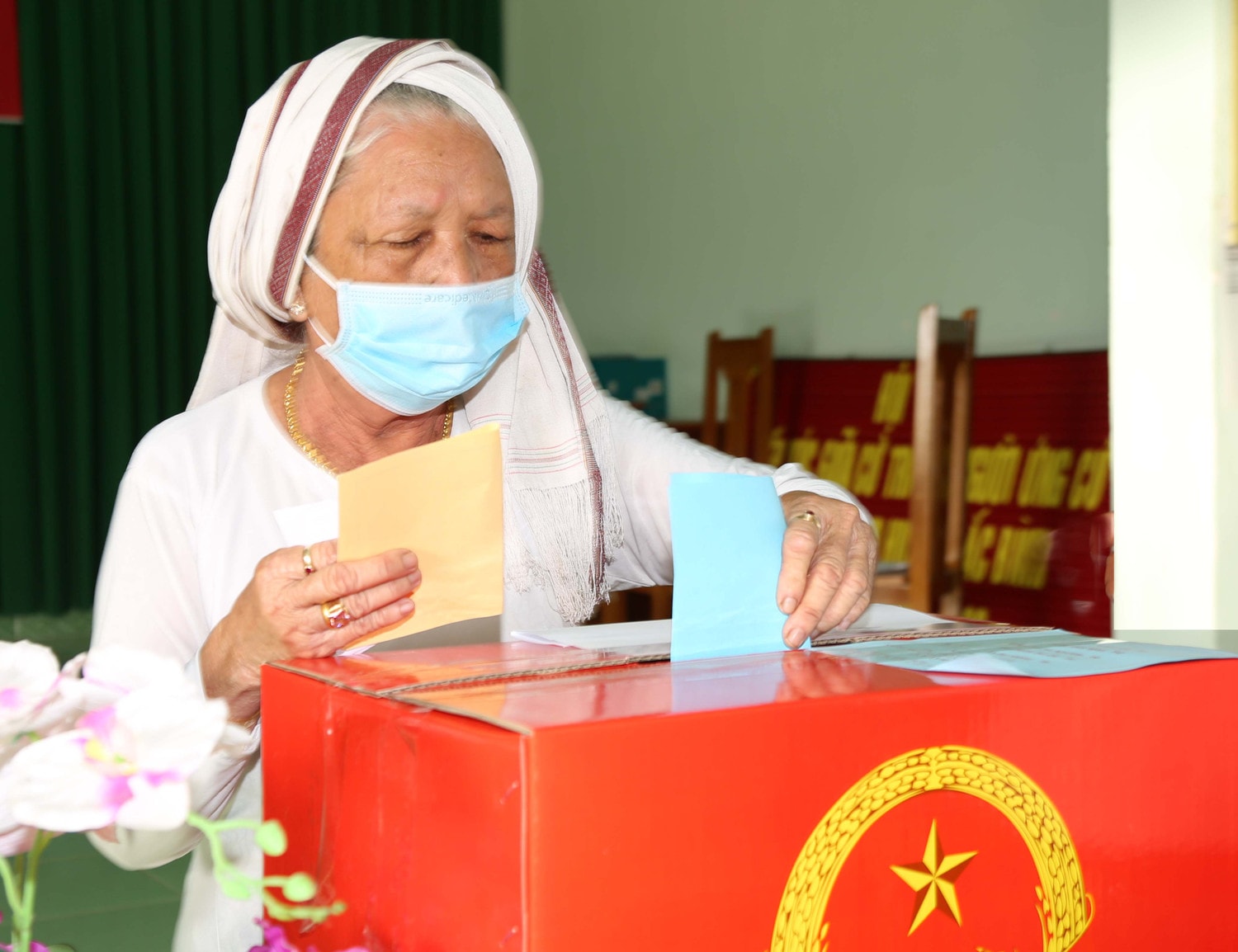 Cử tri cao tuổi thôn Bình Minh, xã Phan Hòa thực hiện quyền và nghĩa vụ công dân