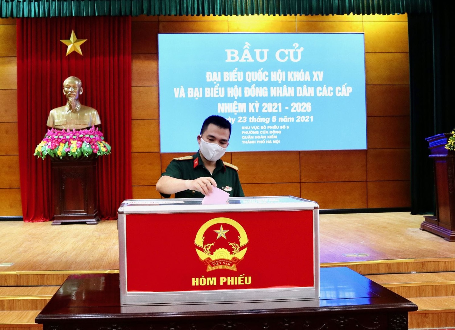 Cử tri bỏ phiếu bầu cử đại biểu Quốc hội (ĐBQH) khóa XV và đại biểu Hội đồng nhân dân (HĐND) các cấp nhiệm kỳ 2021-2026
