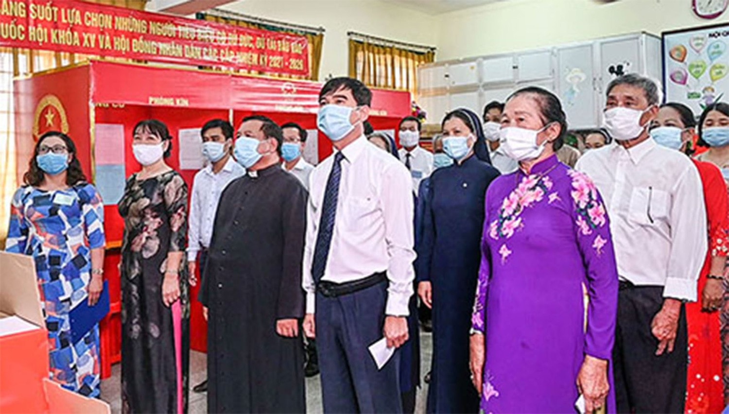 Lễ chào cờ tại điểm bầu cử số 6 - khu phố 7 – phường Hưng Long, TP. Phan Thiết. Ảnh: Báo Bình Thuận