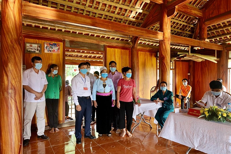 Phó Bí thư Tỉnh ủy, Chủ tịch UBND tỉnh Bùi Văn Khánh tham gia bỏ phiếu và kiểm tra công tác bỏ phiếu của cử tri tại khu vực bầu cử huyện Lạc Sơn