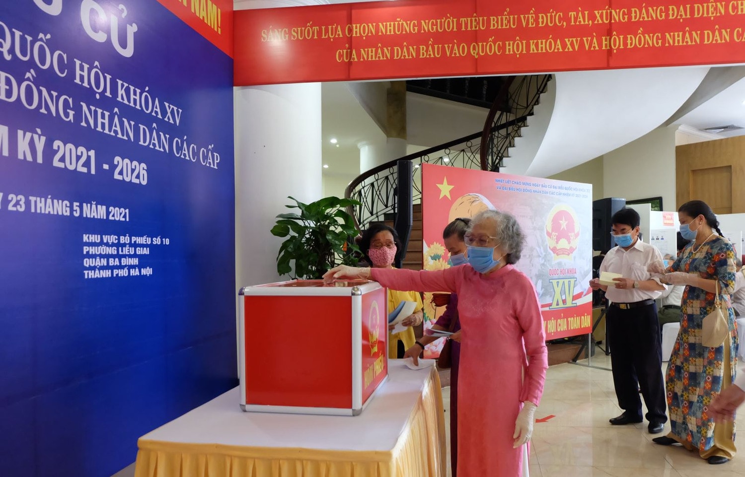 Cử tri Nguyễn Thị Thanh Hồng bỏ phiếu bầu những người tiêu biểu, xứng đáng là đại biểu Quốc hội, đại biểu Hội đồng Nhân dân các cấp