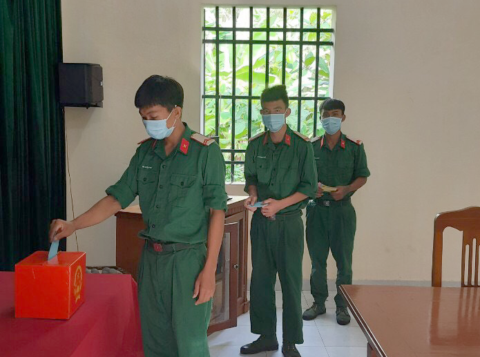 Chiến sỹ Trạm Ra da 55 Phòng không thực hiện bỏ phiếu tại điểm trực