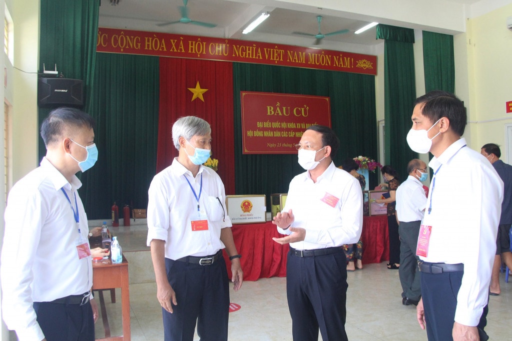 Bí thư Tỉnh ủy, Chủ tịch HĐND tỉnh, Trưởng Ban chỉ đạo, Chủ tịch Ủy ban bầu cử tỉnh trao đổi với cán bộ tại khu vực bỏ phiếu