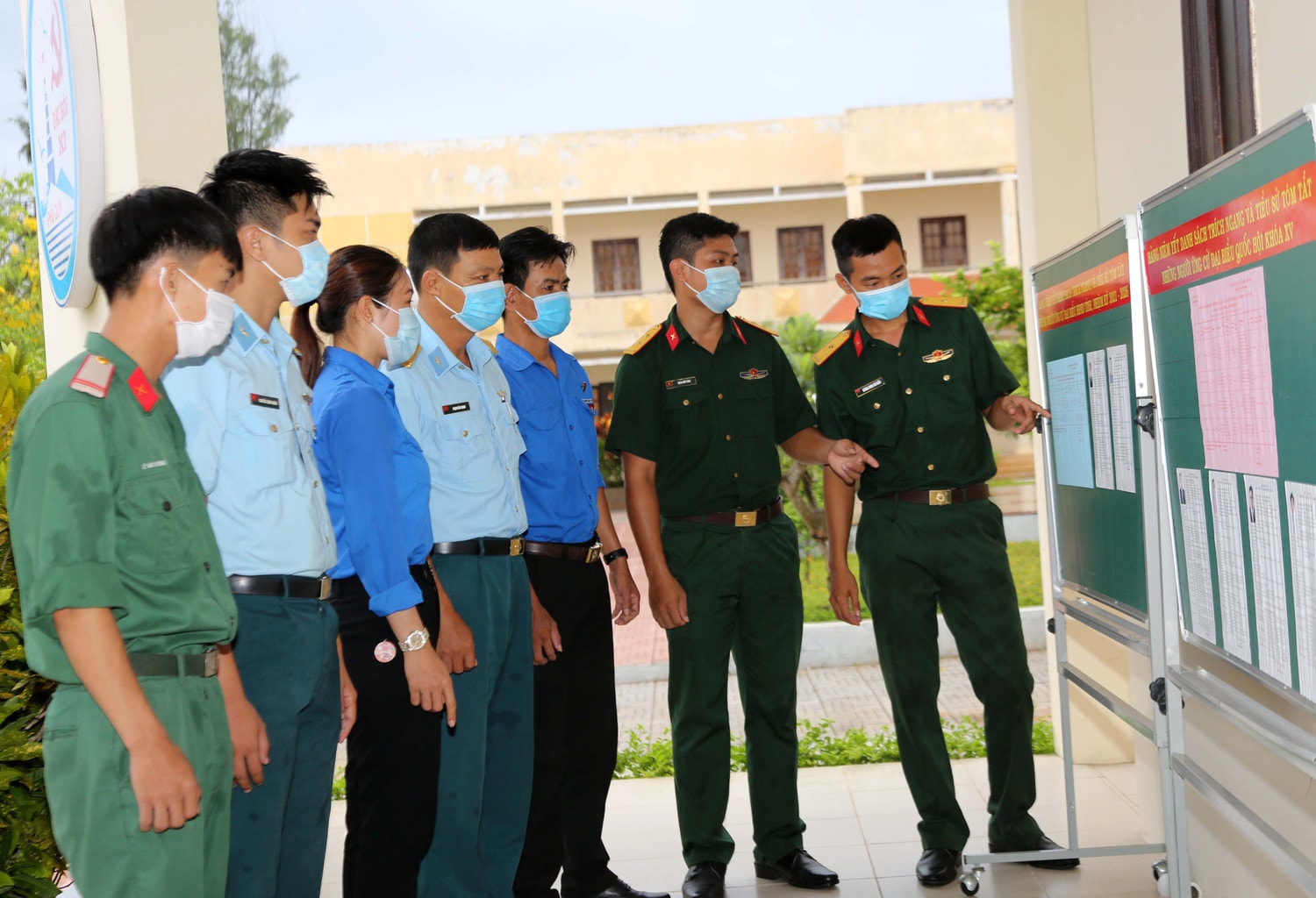 Cử tri rà soát lại lần cuối danh sách các ứng cử viên để lựa chọn người đại diện cho mình.