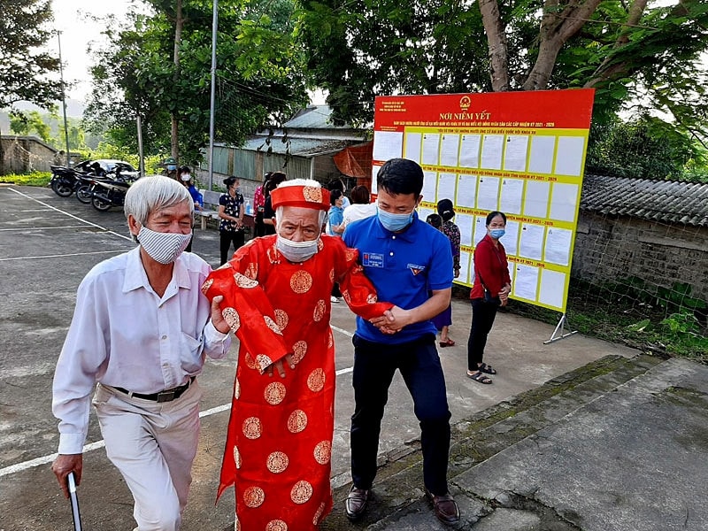 Cử tri cao tuổi tại các khu vực bầu cử được cán bộ, tổ bầu cử hỗ trợ, hướng dẫn bỏ phiếu đảm bảo theo đúng quy định