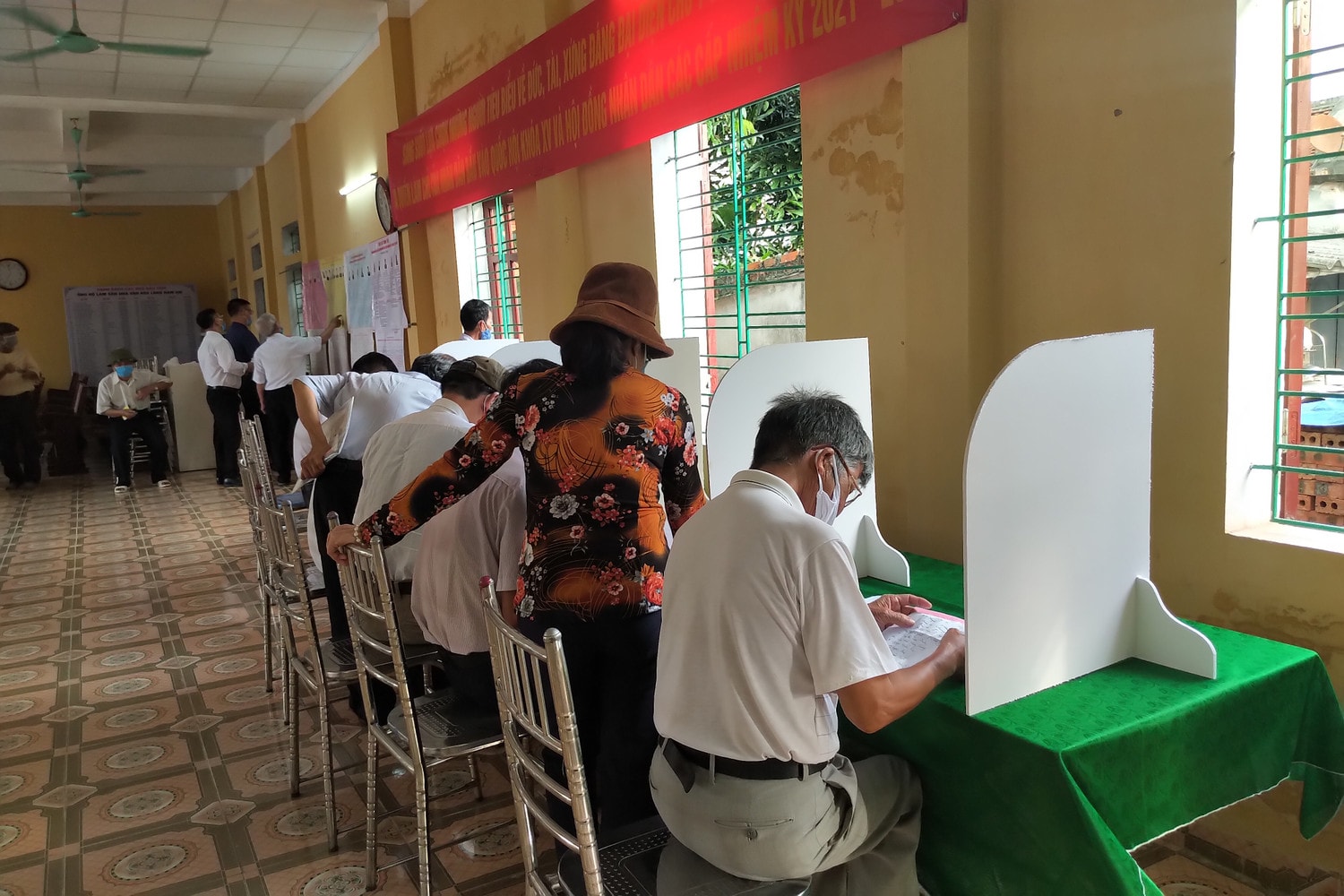 Khu vực chọn ứng cử viên được bố trí vách ngăn, bảo đảm phòng chống dịch bệnh
