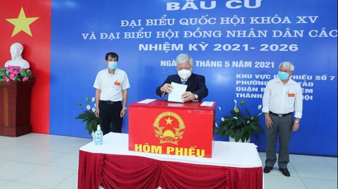 Bí thư Trung ương Đảng, Chủ tịch Ủy ban Trung ương Mặt trận Tổ quốc Việt Nam, Phó Chủ tịch Hội đồng bầu cử Quốc gia Đỗ Văn Chiến bỏ phiếu tại Khu vực bỏ phiếu số 7 Ảnh: Quang Vinh
