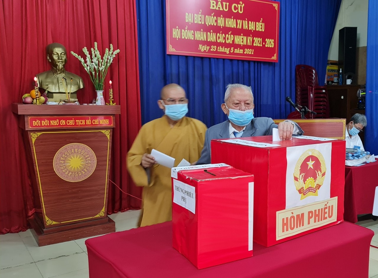 Cử tri Phan Anh Tuấn, 91 tuổi, vinh dự thực hiện đầu tiên quyền bỏ phiếu