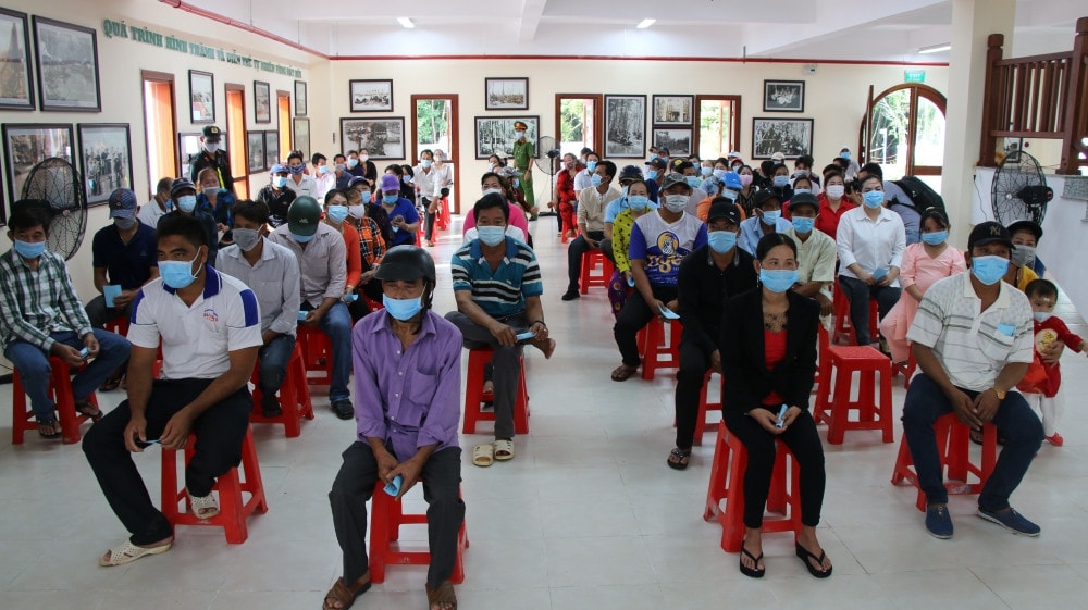 Người dân xã Đất Mũi xếp hàng tại khu vực bỏ phiếu
