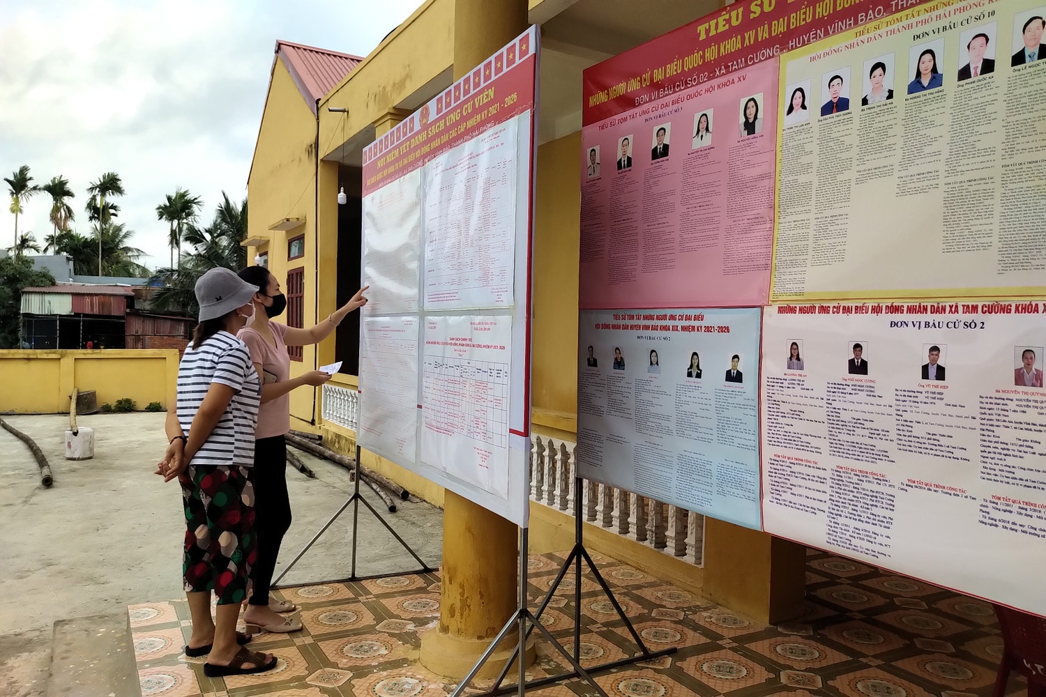 Trước giờ khai mạc, bà con đã tập trung về nhà văn hóa Nam Am để bỏ phiếu. 