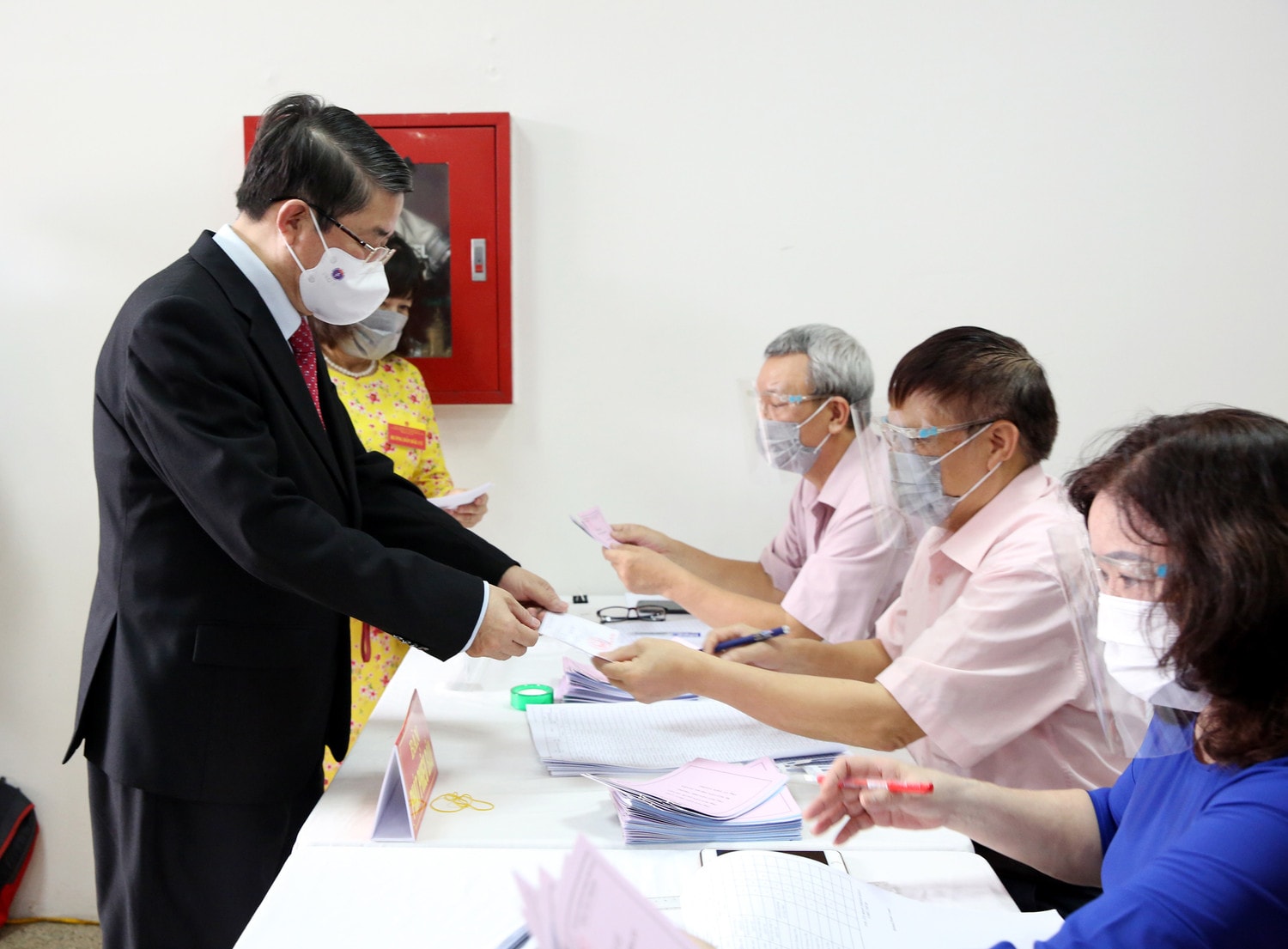Phó Chủ tịch Quốc hội Nguyễn Đức Hải nhận phiếu bầu cử