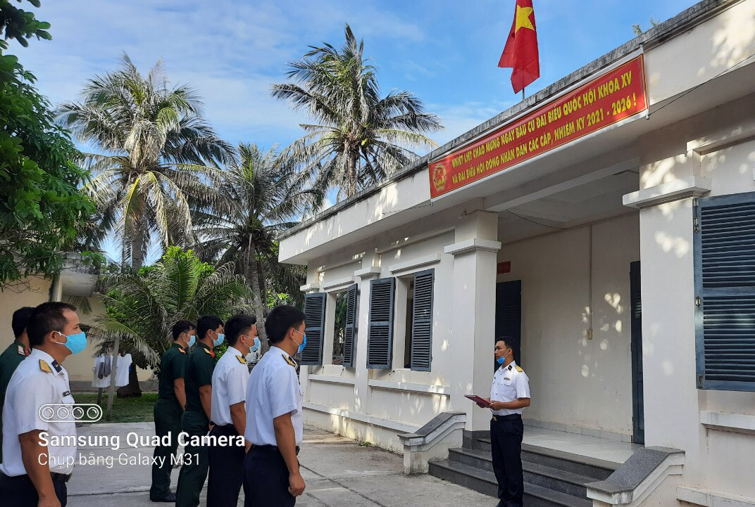 Các lực lượng đang trực tại Hòn Tranh và Trạm Ra da 55 Phòng không nghe phổ biến quy chế bầu cử.