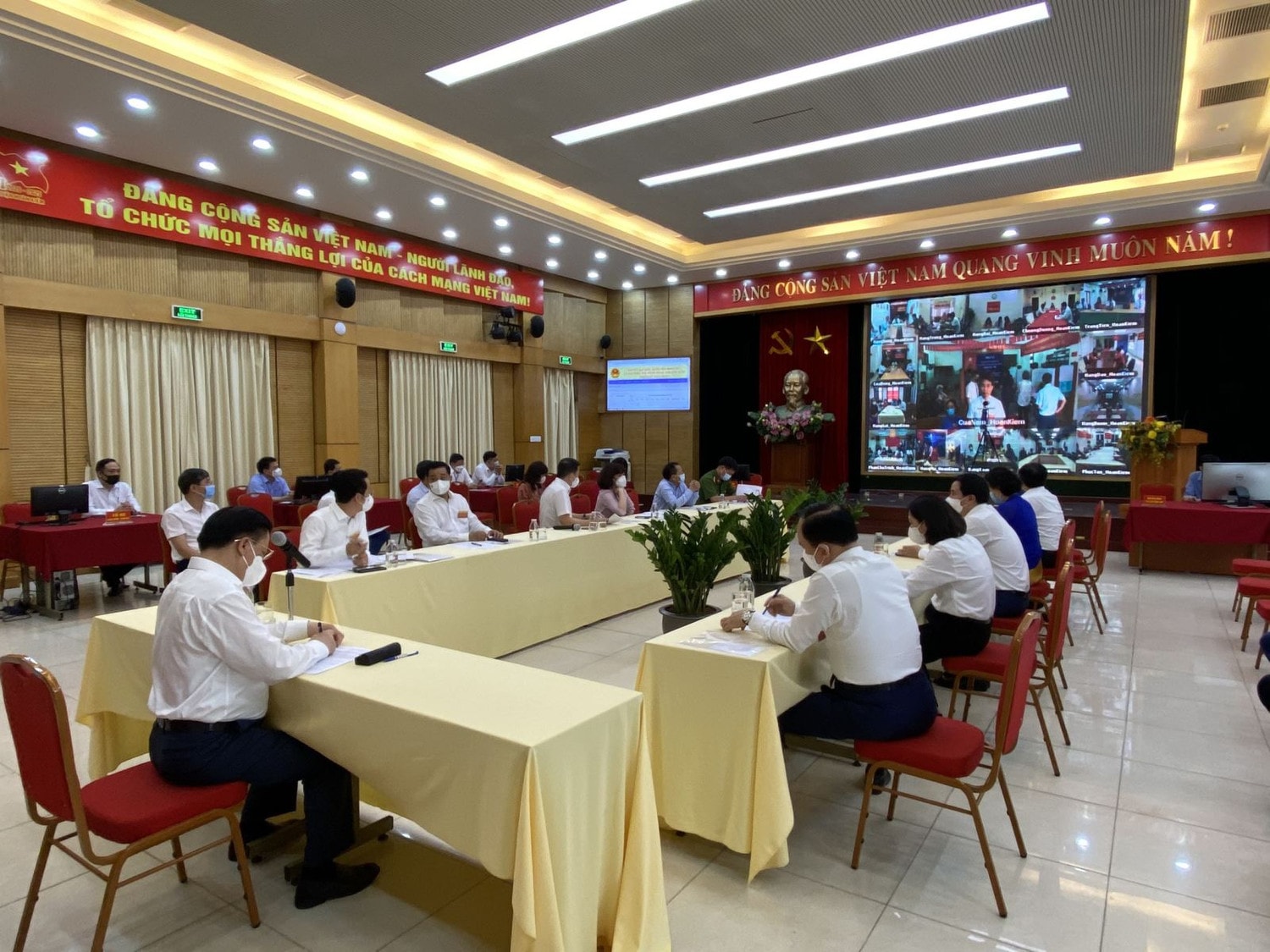 Bí thư Thành uỷ Đinh Tiến Dũng làm việc với Uỷ ban Bầu cử quận Hoàn Kiếm