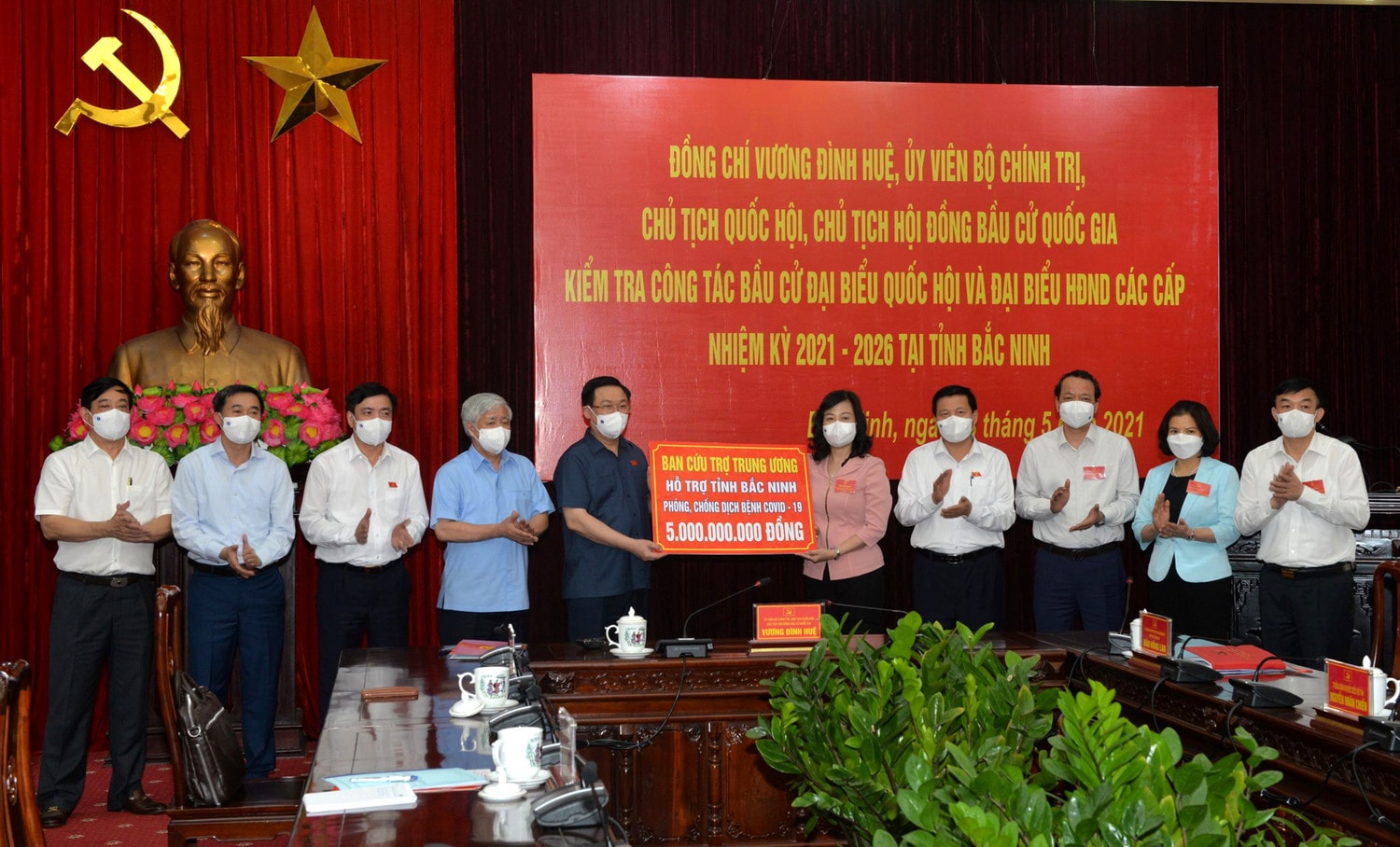 Chủ tịch Quốc hội Vương Đình Huệ cũng đã trao tặng Bắc Ninh 5 tỷ đồng, 20 máy thở và 350.000 khẩu trang y tế để góp phần cùng Bắc Ninh chống dịch Ảnh: Chiến Thắng