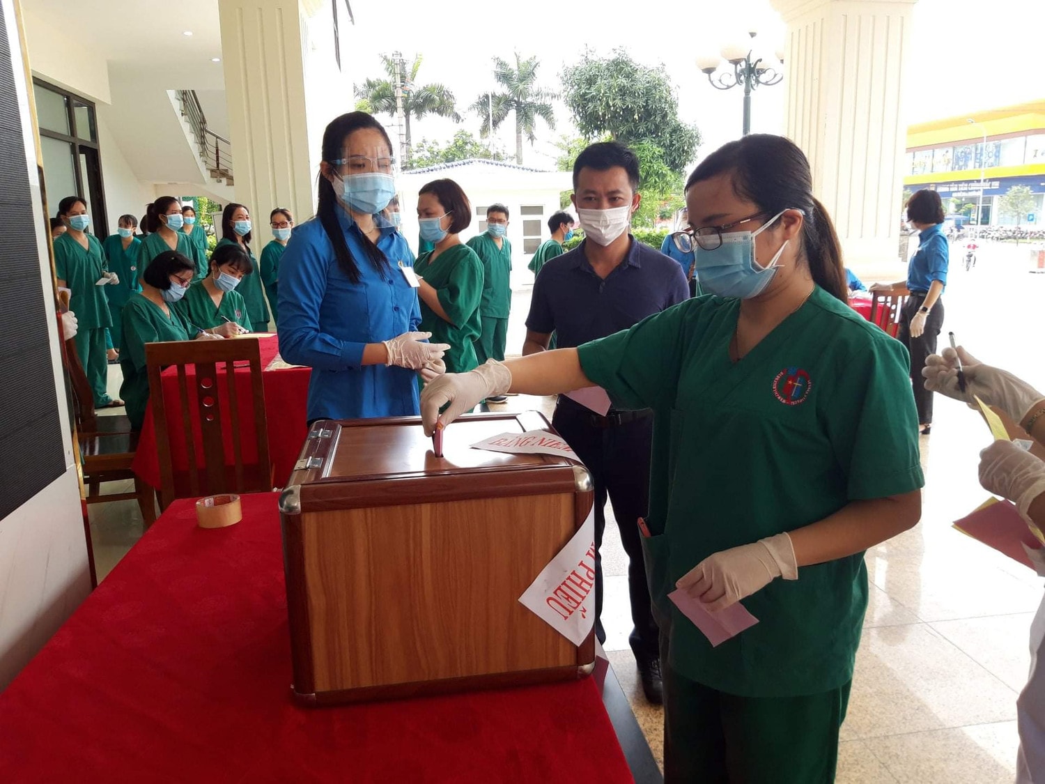 Đoàn cán bộ y tế tỉnh Quảng Ninh thực hiện nhiệm vụ bầu cử