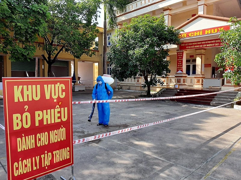 Tại khu vực bầu cử, các hòm phiếu được cán bộ y tế phun thuốc, kiểm tra y tế nghiêm ngặt, bảo đảm công tác phòng, chống dịch trước khi các cử tri bỏ phiếu