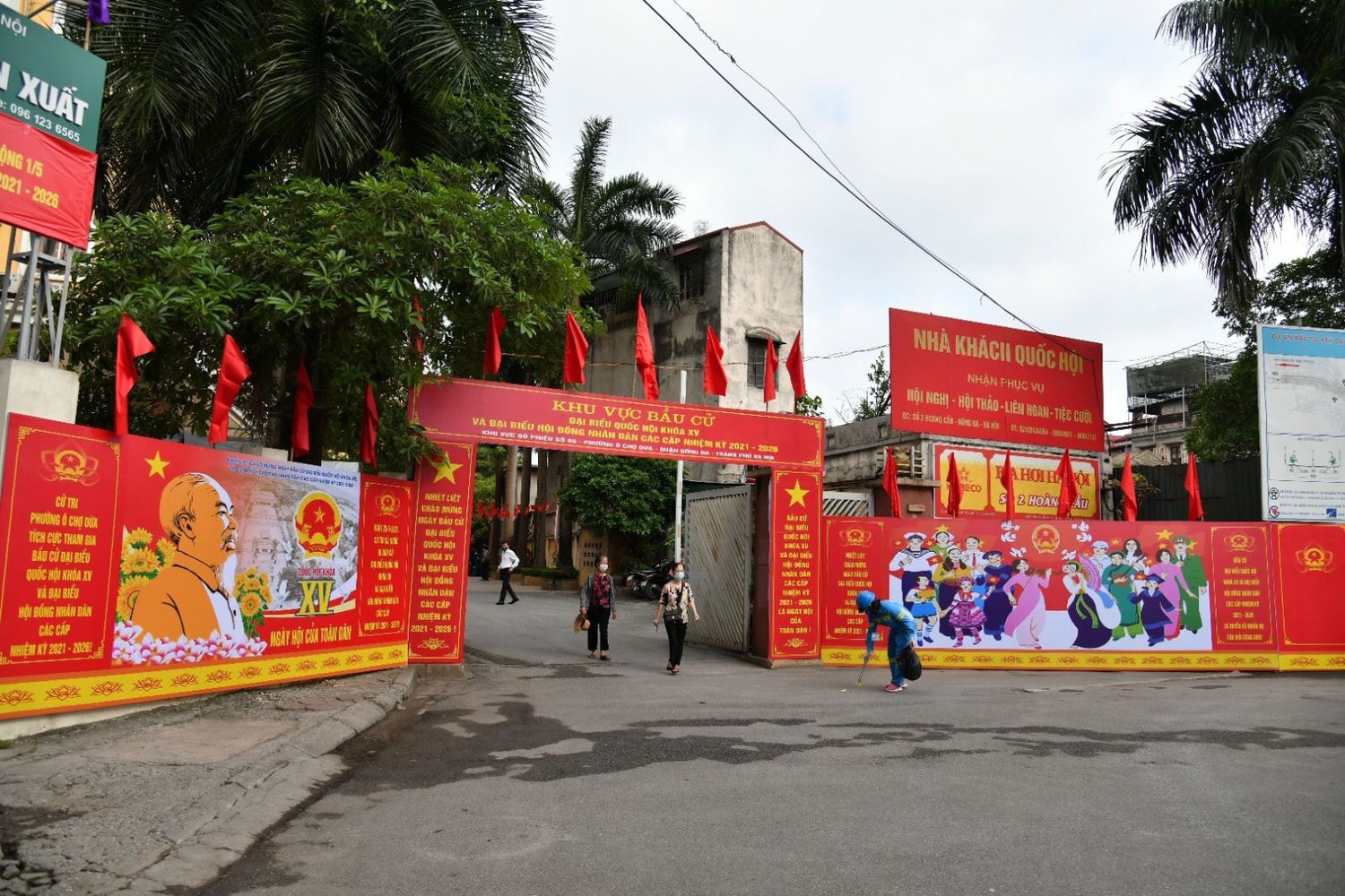 Trước khi vào khu vực bỏ phiếu, Chủ tịch Quốc hội Vương Đình Huệ đã do thân nhiệt, khử khuẩn theo đúng quy định. Ảnh: Lê Tuyết.