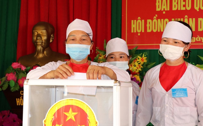 Cử tri huyện Trấn Yên đi bỏ phiếu