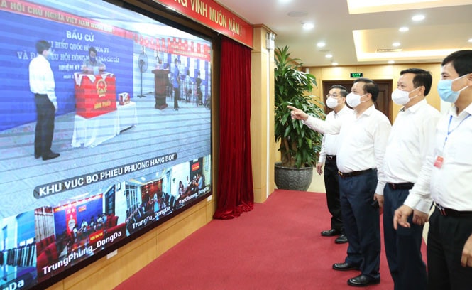 Bí thư Thành ủy kiểm tra công tác bầu cử tại Trung tâm điều hành bầu cử quận Đống Đa