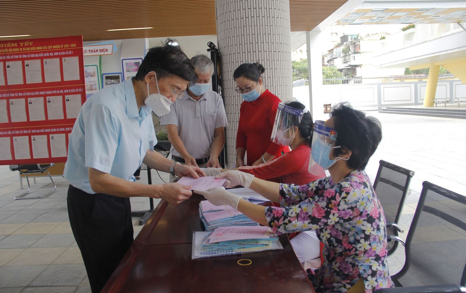 Cử tri được hướng dẫn bầu cử
