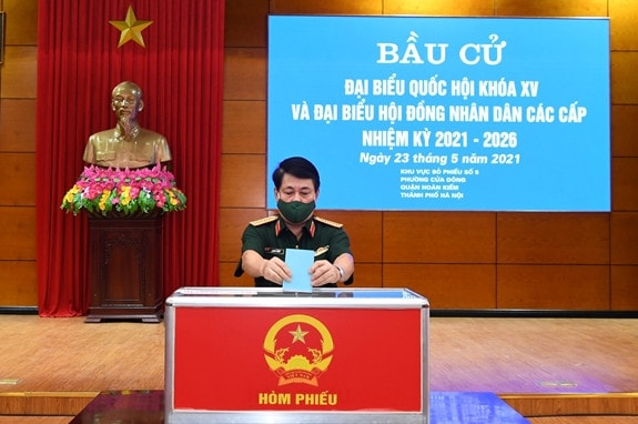 y viên Bộ Chính trị, Ủy viên Thường vụ Quân ủy Trung ương, Chủ nhiệm Tổng cục Chính trị Quân đội nhân dân Việt Nam, Đại tướng Lương Cường bỏ phiếu tại Khử vực bỏ phiếu số 5 