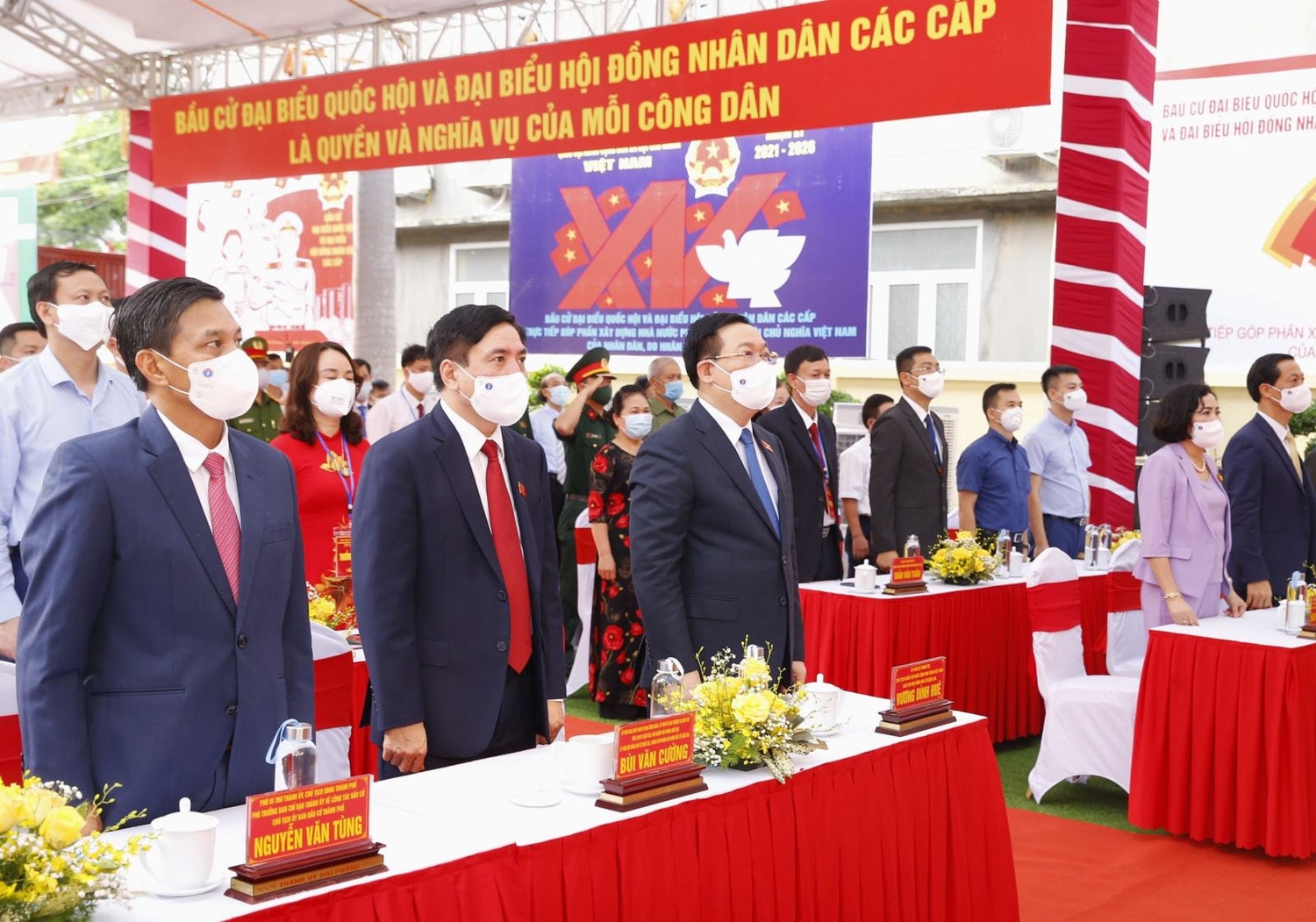 Chủ tịch Quốc hội Vương Đình Huệ với các đại biểu thực hiện nghi lễ chào cờ tại nơi bỏ phiếu