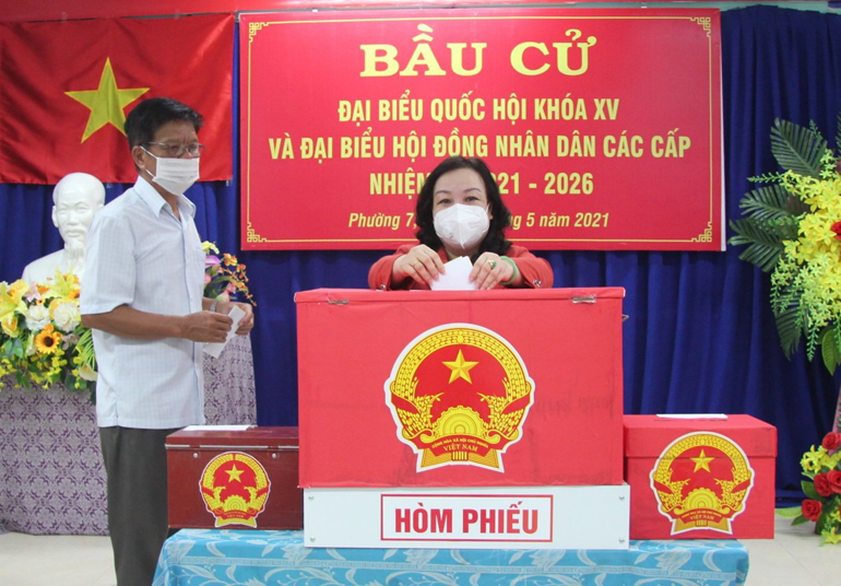 Đồng chí Cao Thị Hòa An tham gia bầu cử tại Tổ bầu cử số 4, phường 7 (TP Tuy Hòa). Ảnh: LÊ HẢO