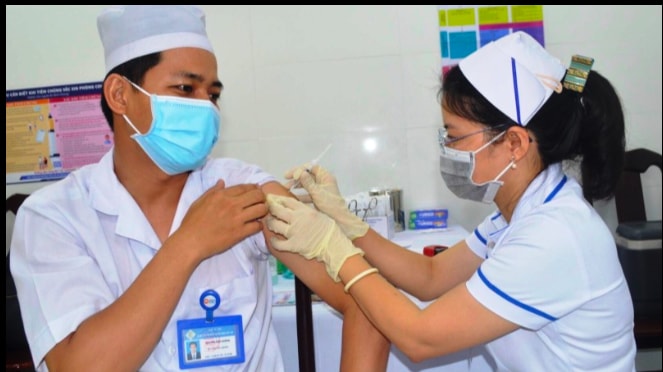 Đến nay, Việt Nam đã thực hiện tiêm vắc xin phòng Covid-19 đợt 1 và 2 tại các tỉnh/TP với 1.034.072 liều cho các đối tượng theo Nghị quyết 21 của Chính phủ. (Ảnh: nhandan.v)