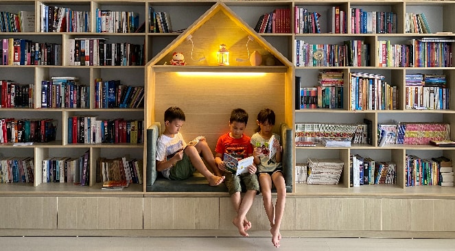 Khi trong nhà có tủ sách được dành riêng cho mình, các em nhỏ sẽ trân quý sách hơn Ảnh: Thanh Hà