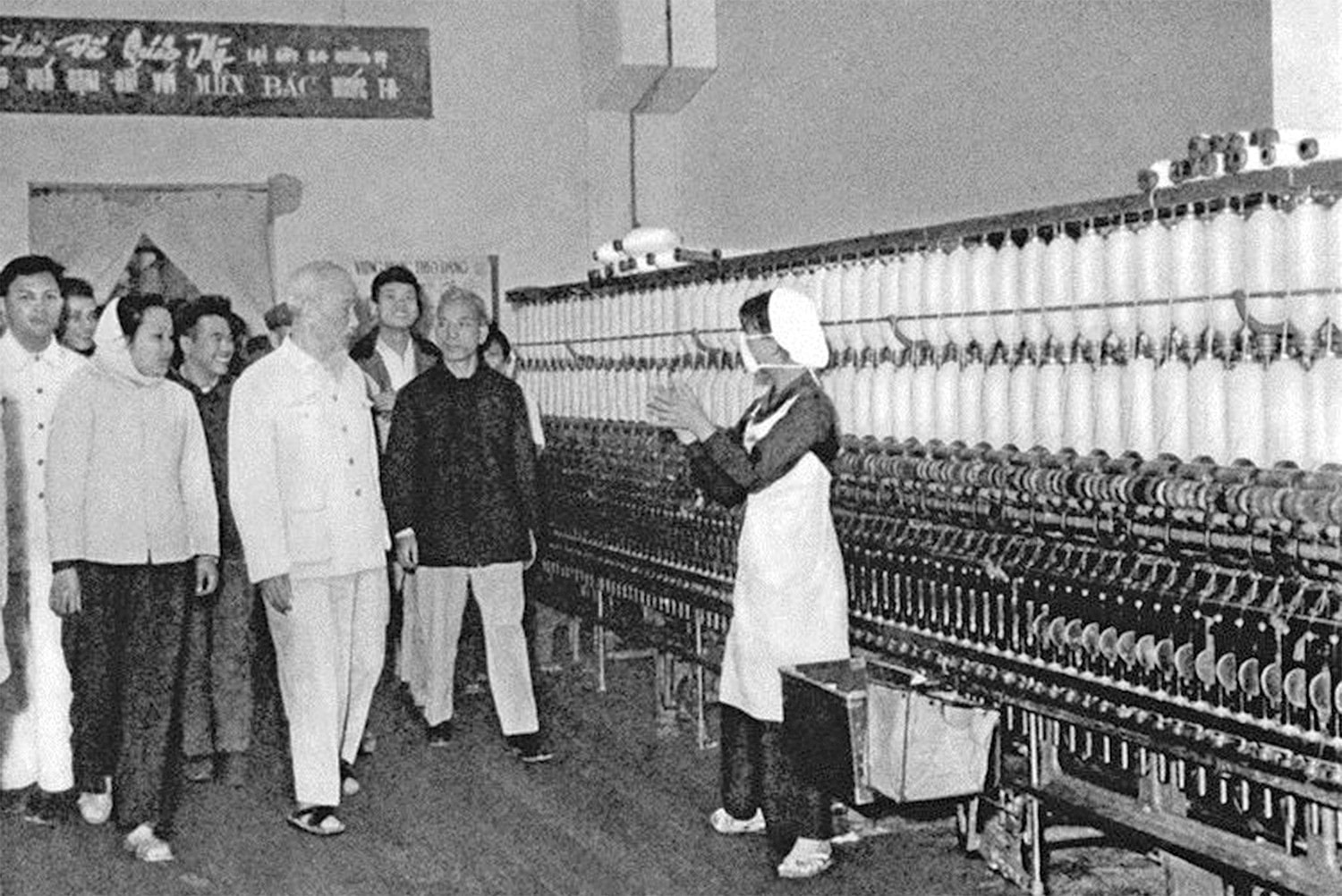 Chủ tịch Hồ Chí Minh thăm Nhà máy Dệt 8/3 Hà Nội nhân dịp nhà máy chuẩn bị khánh thành và chính thức bước vào sản xuất (8.3.1965) Ảnh: Tư liệu