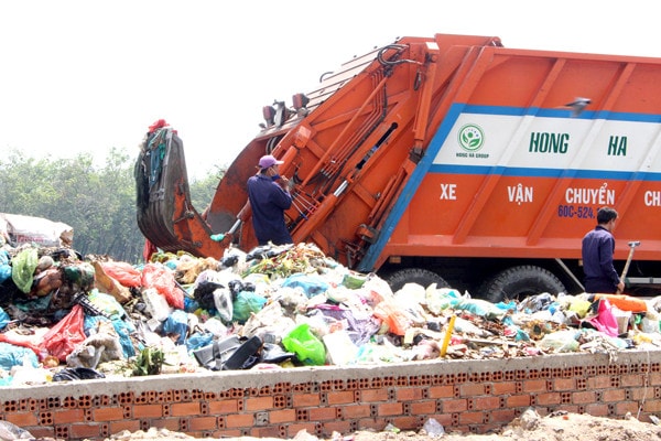 Bãi tập kết rác tạm tại huyện Long Thành Nguồn: ITN