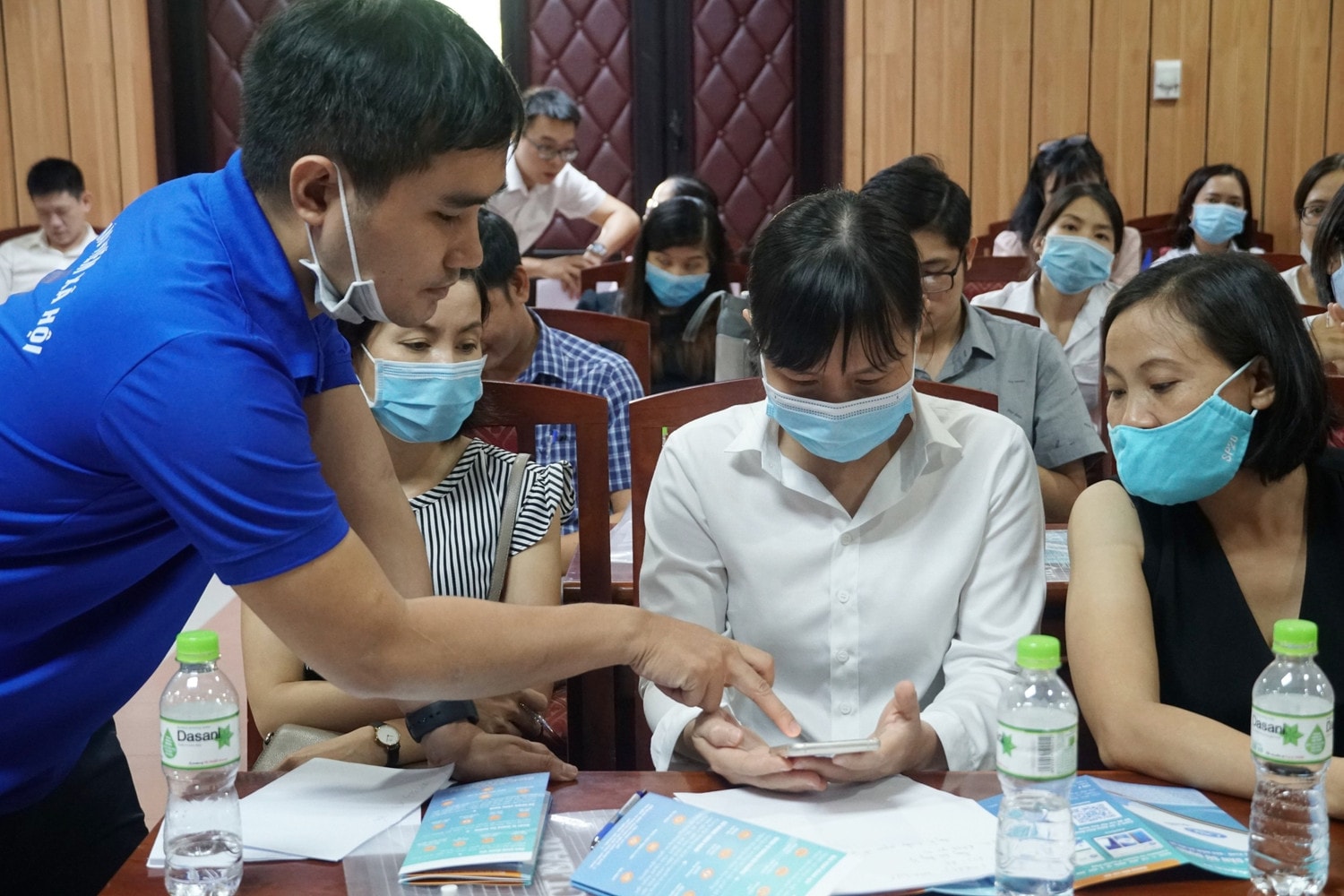 Cán bộ BHXH hướng dẫn người dân cài đặt ứng dụng VssID Nguồn: ITN