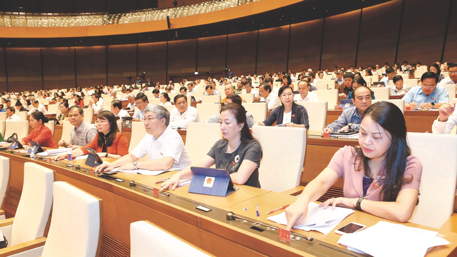 Đại biểu Quốc hội Khóa XIV bấm nút thông qua dự án luật Ảnh: Tư liệu
