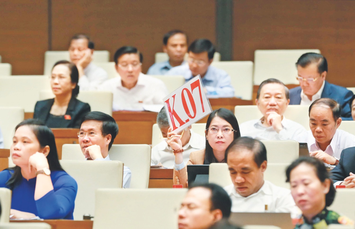 Đại biểu giơ biển tranh luận tại phiên chất vấn Kỳ họp thứ Sáu, Quốc hội Khóa XIV Ảnh: Quang Khánh