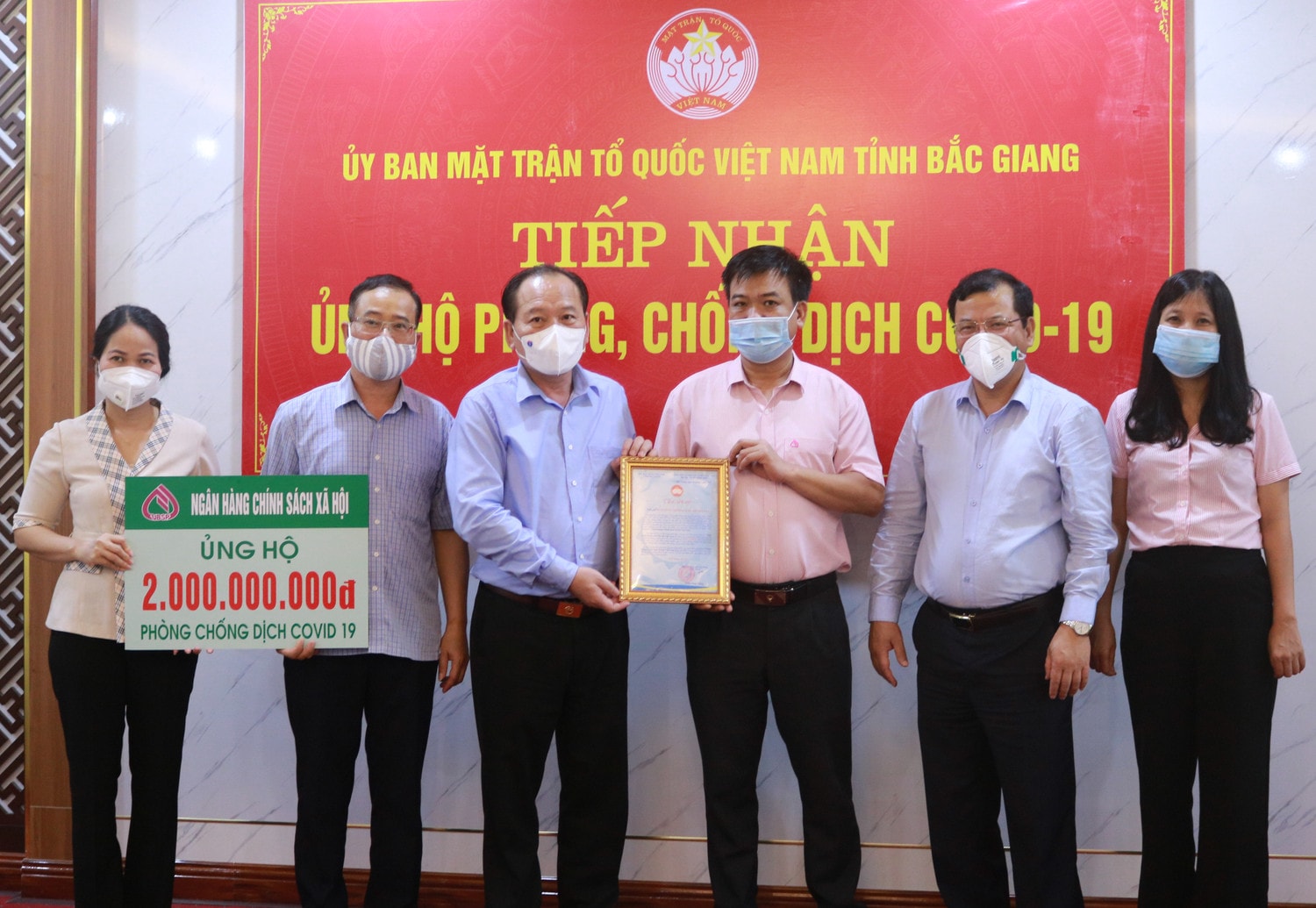 Công đoàn NHCSXH ủng hộ các đơn vị tuyến đầu đang thực hiện nhiệm vụ phòng, chống dịch Covid-19 trên địa bàn tỉnh Bắc Giang Công đoàn NHCSXH ủng hộ các đơn vị tuyến đầu đang thực hiện nhiệm vụ phòng, chống dịch Covid-19 trên địa bàn tỉnh Bắc Giang