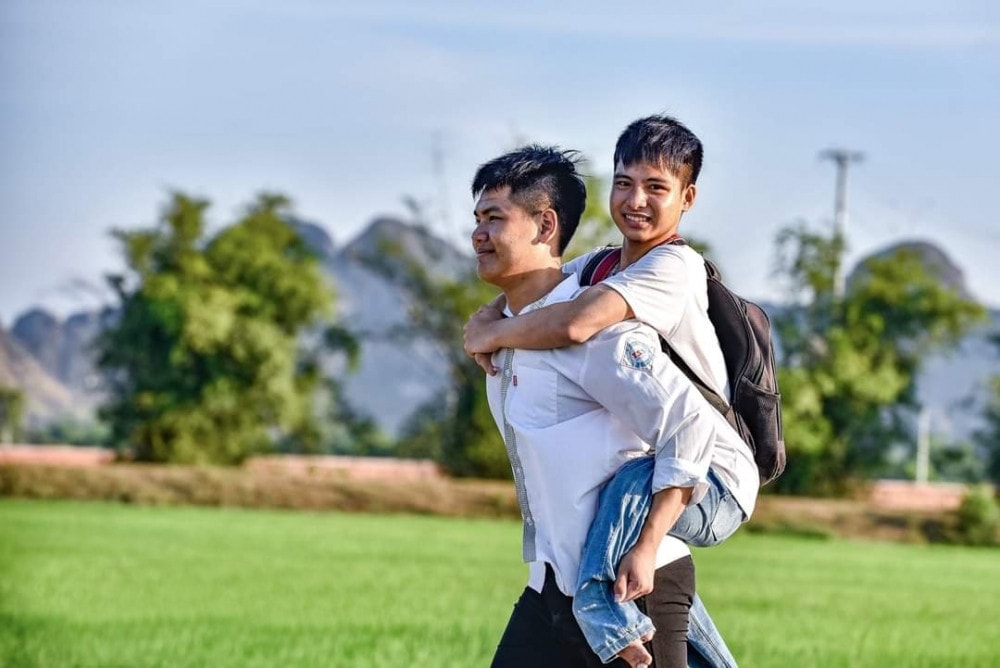 Câu chuyện Ngô Minh Hiếu 10 năm làm “đôi chân” đưa bạn đến trường lan tỏa những điểu tốt đẹp về ý chí, nghị lực, lòng nhân ái