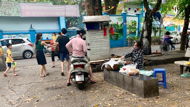 Một hàng rong bán chui trong khu tập thể Giảng Võ