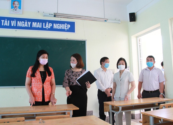 Đoàn giám sát kiểm tra công tác chuẩn bị kỳ thi THPT tại Trường THPT Sơn Tây