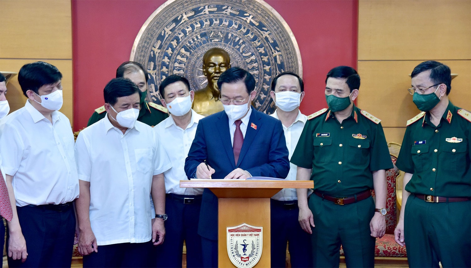 Chủ tịch Quốc hội Vương Đình Huệ ghi sổ lưu niệm tại Học viện Quân y Ảnh: Lâm Hiển