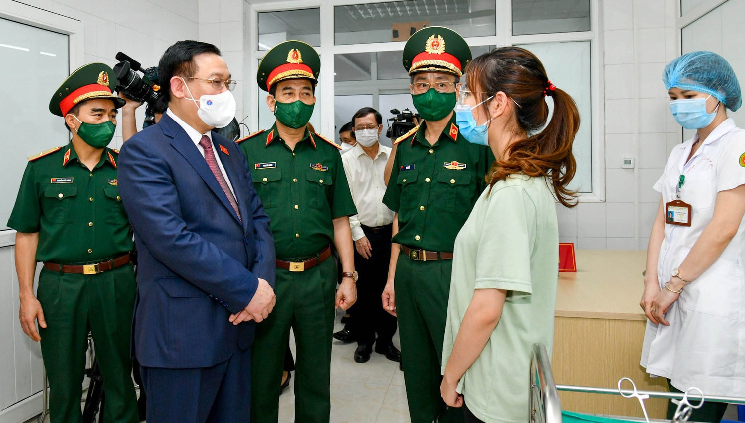 Chủ tịch Quốc hội Vương Đình Huệ thăm, động viên người tình nguyện tham gia thử nghiệm lâm sàng vaccine NanoCovax Ảnh: Lâm Hiển