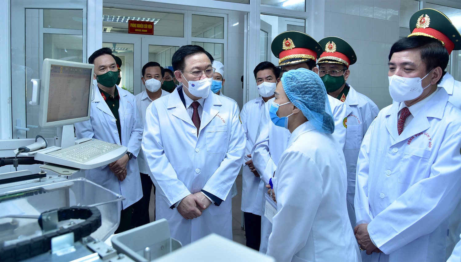 Chủ tịch Quốc hội Vương Đình Huệ và Đoàn công tác tham quan phòng thí nghiệm nghiên cứu, sản xuất vaccine tại tòa nhà Trung tâm nghiên cứu y dược học quân sự, thuộc Học viện Quân y Ảnh: Lâm Hiển