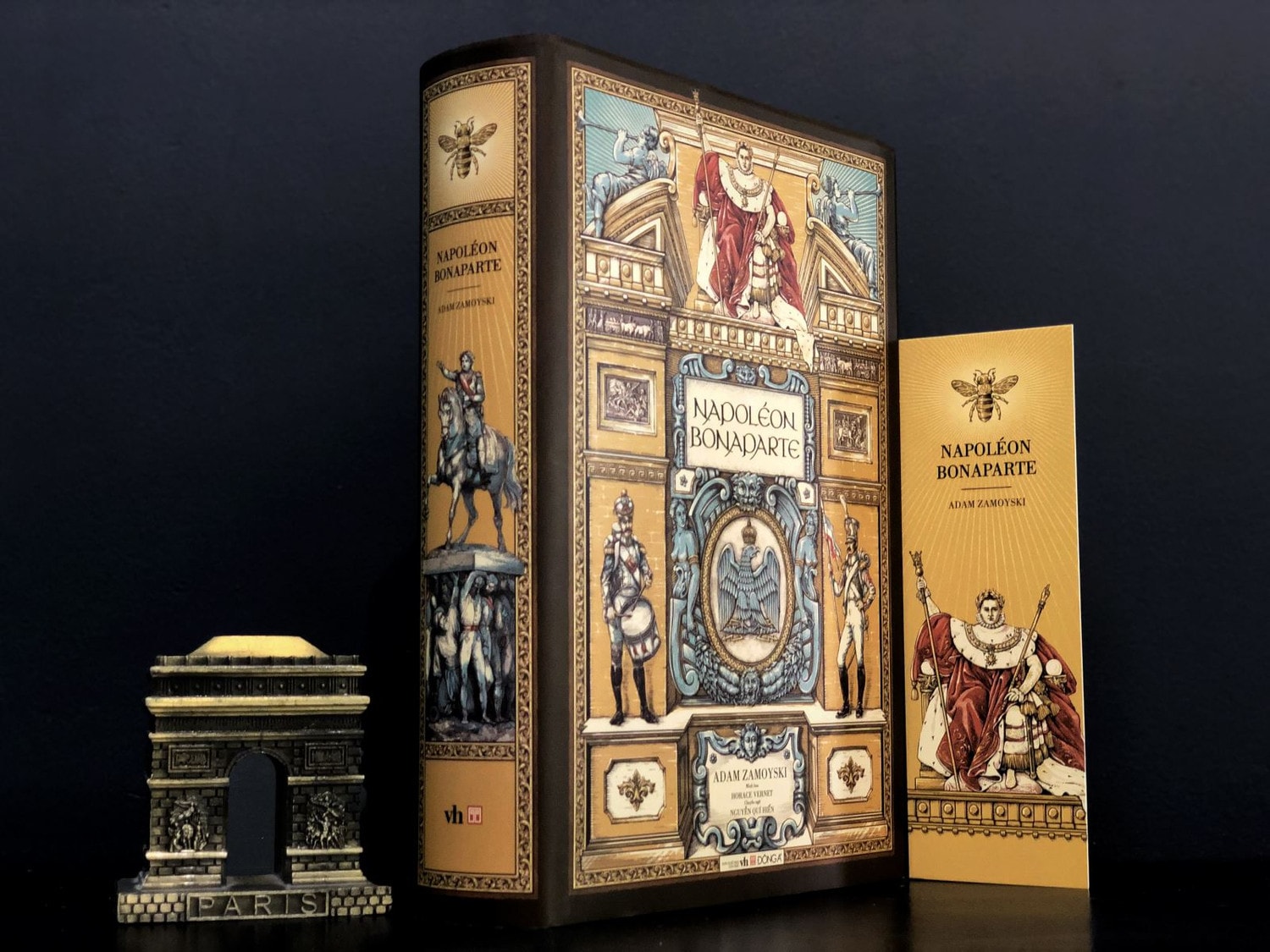 Cuốn sách gồm 44 chương, xây dựng trọn vẹn tiểu sử Napoléon Bonaparte