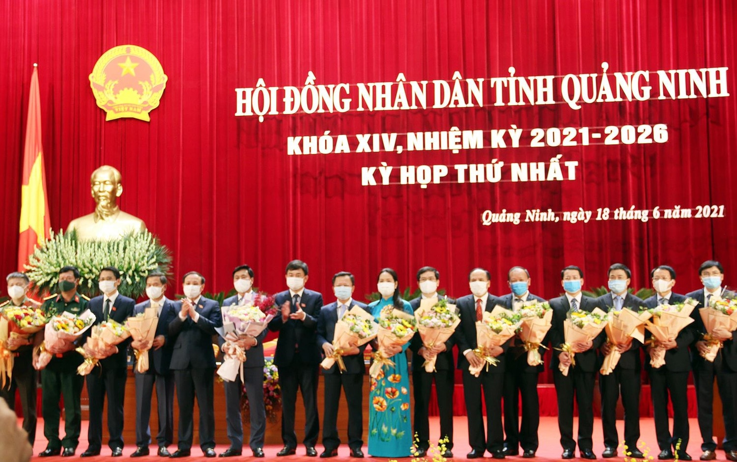Tập thể UBND tỉnh Quảng Ninh nhiệm kỳ 2021 - 2026 ra mắt tại kỳ họp Tập thể UBND tỉnh Quảng Ninh, nhiệm kỳ 2021 - 2026 ra mắt tại kỳ họp