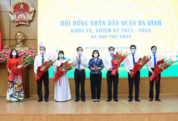 Phó Bí thư Thường trực Thành ủy Hà Nội Nguyễn Thị Tuyến tặng hoa chúc mừng các đồng chí trúng cử Chủ tịch, Phó Chủ tịch HĐND, UBND quận Ba Đình