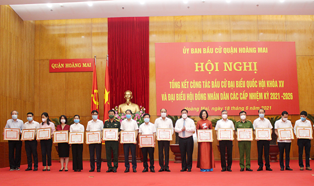 Bí thư Quận ủy Hoàng Mai Nguyễn Quang Hiếu trao khen thưởng cho các tập thể, cá nhân có thành tích xuất sắc trong công tác bầu cử