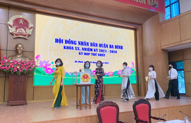 Đại biểu HĐND quận Ba Đình bỏ phiếu bầu các chức danh lãnh đạo chủ chốt của quận