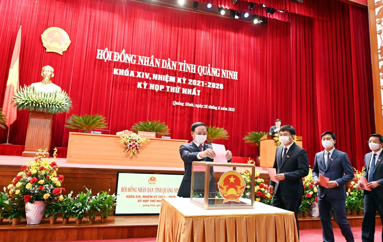 Đại biểu HĐND tỉnh bỏ phiếu bầu các chức danh của HĐND và UBND tỉnh, nhiệm kỳ 2021 - 2026 Đại biểu HĐND tỉnh bỏ phiếu bầu các chức danh của HĐND và UBND tỉnh, nhiệm kỳ 2021 - 2026