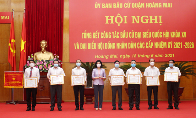 Phó Chủ tịch HĐND Thành phố Hà Nội Phùng Thị Hồng Hà trao Bằng khen của Thành phố cho các tập thể, cá nhân có thành tích xuất sắc trong công tác bầu cử