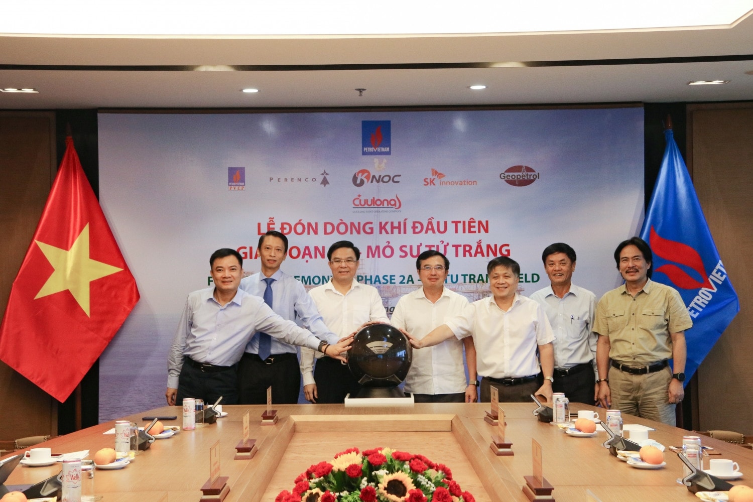 Lãnh đạo Petrovietnam và PVEP thực hiện nghi thức đón dòng khí đầu tiên Giai đoạn 2A, mỏ Sử Tử Trắng